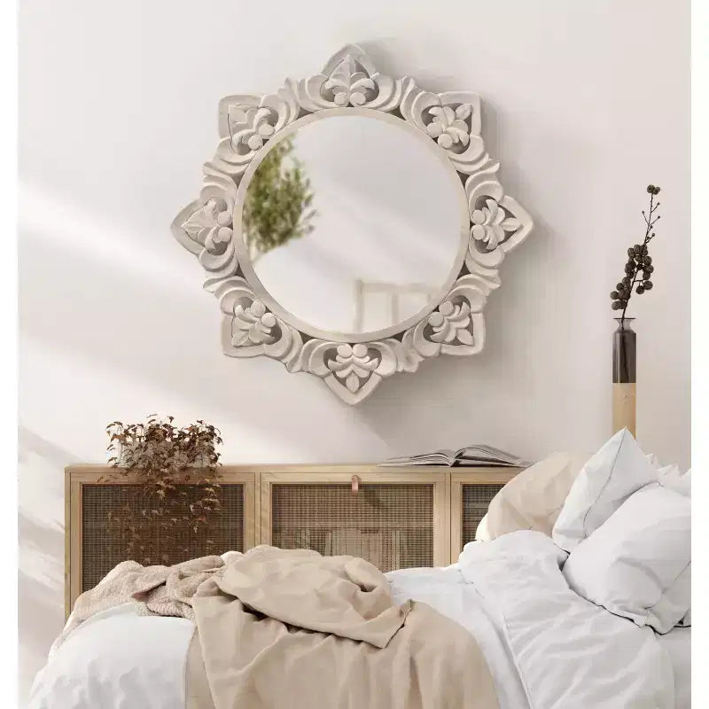 Miroir en bois sculpté