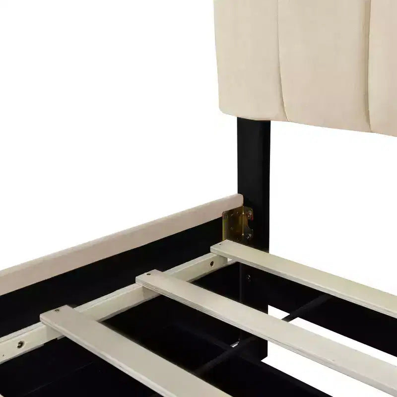 Lit plateforme tapissé de velours